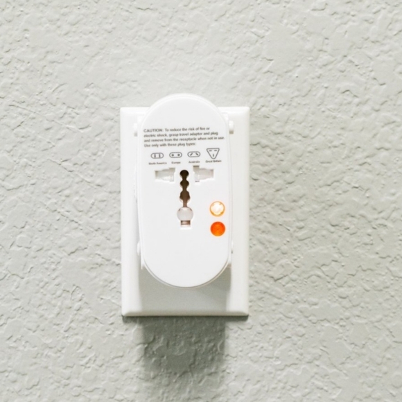 American Tourister All-In-One Adapter Plug with Surge Ptotection - Picture 3 of 9